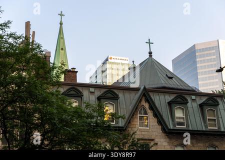 Montréal, Canada - le 2 août 2025 : L'église s'oppose à la skyline de Montréal Banque D'Images