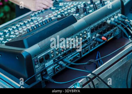 Barcelone, Espagne - 14 mai 2022. Mixeur audio, pupitre de son, équipement de son pour la musique, techniciens du son, dj's, musiciens et studio d'enregistrement et live Banque D'Images