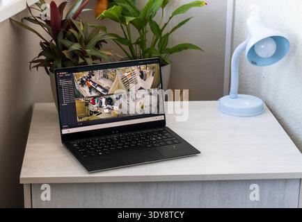 Ordinateur portable sur le bureau avec des images de vie de caméras de vidéosurveillance Banque D'Images
