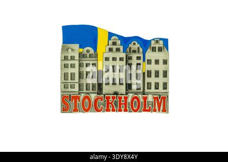 Souvenir de style magnétique montrant une rangée de cinq bâtiments historiques gris de stockholm avec une bande bleue et jaune derrière et un grand texte rouge « STOCKHOLM » ci-dessous Banque D'Images