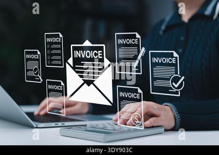 Concept de gestion de facture numérique et de facturation électronique. Personne utilisant la calculatrice et l'ordinateur portable pour traiter les factures électroniques, les taxes, la facturation, les documents financiers Banque D'Images