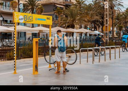 Badalona, Espagne - 11 septembre 2022. EQUIPEMENT pour réparer et gonfler les pneus de bicyclette dans la rue publique. Banque D'Images