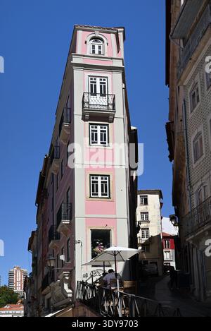 Un bâtiment étroit et haut plat le long d'une rue très étroite à Coimbra, Portugal. Banque D'Images
