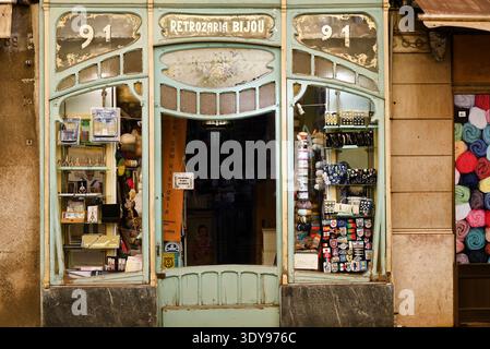 Façade de magasin vintage dans le centre-ville de Lisbonne. Banque D'Images