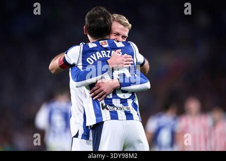 Mikel Oyarzabal de la Real Sociedad fête avec son coéquipier Orri Oskarsson de la Real Sociedad après avoir marqué le premier but de l'équipe lors de la Copa del Banque D'Images
