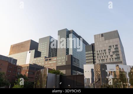 Montréal, Canada - 2 août 2025 : bâtiment hospitalier DU CHUM à Montréal, Canada. Centre médical Banque D'Images