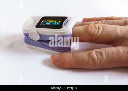 Oxymètre de pouls isométrique. Moniteur de niveau de saturation en oxygène du sang avec détection de la fréquence cardiaque, isolé sur fond blanc. Banque D'Images