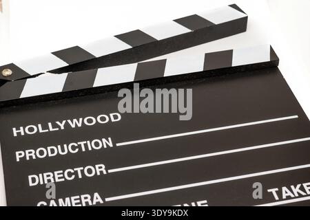 Claquette, dispositif utilisé dans la production vidéo et cinématographique pour identifier clairement la scène ou le plan enregistré. Banque D'Images