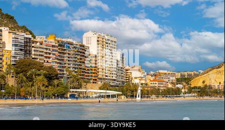 Alicante, Espagne - 20 janvier 2026 : vue panoramique sur le paysage urbain métropolitain avec des projets d'hôtels et d'appartements le long du port méditerranéen Banque D'Images
