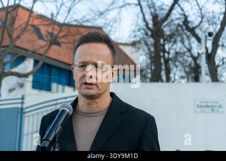 Intervenant lors d'une manifestation devant l'ambassade d'Ukraine à Budapest : Péter Szijjártó s'adressant aux manifestants. Banque D'Images