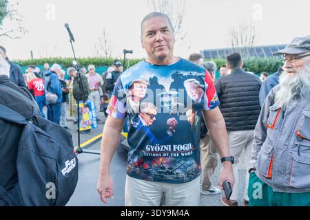 Homme portant un T-shirt avec des images de Donald Trump et Viktor Orbán parmi les manifestants lors d'une manifestation anti-Ukraine devant l'ambassade d'Ukraine Banque D'Images