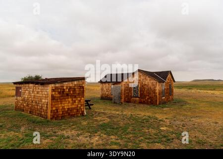 Val Marie, SK Canada - 05 août 2024 : bâtiments en bardeaux de cèdre restaurés au Ranch historique Larson, parc national des Prairies. Banque D'Images