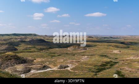 L'érosion a sculpté les badlands des prairies de la Saskatchewan en un paysage saisissant rempli de fesses et de coulees. Banque D'Images