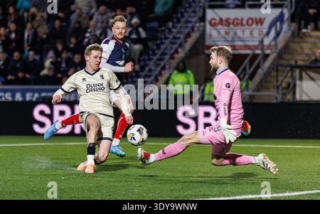 Stade Falkirk, Falkirk, Royaume-Uni. 6 mars 2026. Scottish Cup Football, Falkirk contre Dundee United ; Zac Sapsford de Dundee United prend un coup de feu mais refusé par le gardien de but Scott bain de Falkirk. Crédit : action plus Sports/Alamy Live News Banque D'Images