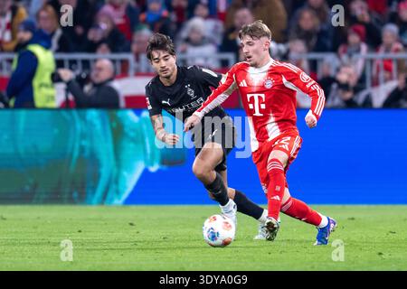 MUNICH, ALLEMAGNE - 06 MARS 2026 : Jens Castrop du Borussia Monchengladbach se bat pour le ballon avec Lennart Karl du FC Bayern Munich lors du match de Bundesliga, Round 25, entre le FC Bayern Munich et le Borussia Monchengladbach à l'Allianz Arena. Banque D'Images