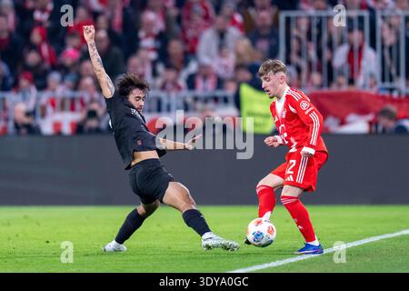 MUNICH, ALLEMAGNE - 06 MARS 2026 : Jens Castrop du Borussia Monchengladbach se bat pour le ballon avec Lennart Karl du FC Bayern Munich lors du match de Bundesliga, Round 25, entre le FC Bayern Munich et le Borussia Monchengladbach à l'Allianz Arena. Banque D'Images