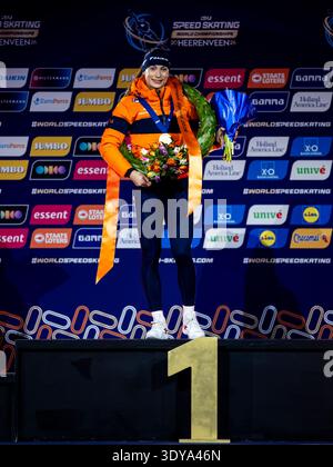 HEERENVEEN, PAYS-BAS - 6 MARS : Femke Kok, des pays-Bas, lors de la cérémonie de remise des médailles après sa victoire lors de la deuxième journée des Championnats du monde de patinage de vitesse et de sprint ISU à Thialf le 6 mars 2026 à Heerenveen, pays-Bas. (Photo de René Nijhuis) Banque D'Images