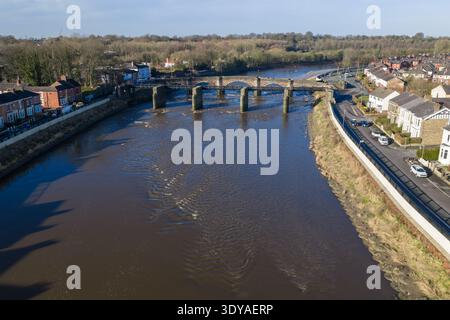 Vue aérienne du vieux pont historique de Penwortham à Preston Banque D'Images