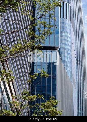 Une photographie architecturale saisissante en gros plan d'un gratte-ciel contemporain en Chine, mettant l'accent sur son design et ses matériaux complexes. Banque D'Images