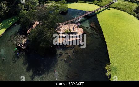 Lagoa Santa, Goias, Brésil - 07 05 2024. Composition aérienne du drone montrant le pont de bois reliant l'île centrale du surrou de la lagune des Thermas Banque D'Images