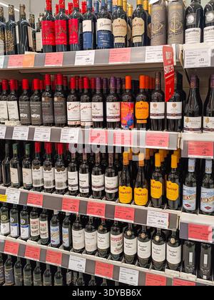 Bouteilles de vin exposées sur les étagères de l'épicerie. Londres, Royaume-Uni, 15 avril 2024 Banque D'Images