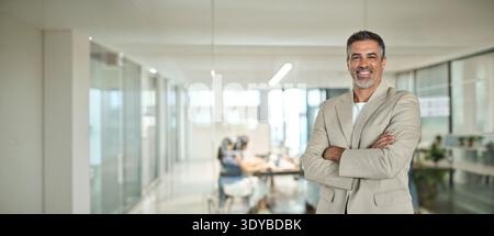 Portrait d'homme d'affaires d'âge moyen heureux confiant pdg, chef d'équipe dans le bureau. Banque D'Images