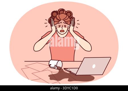 Une femme d'affaires maladroite a renversé du café sur un ordinateur portable et des documents en raison de la fatigue ou du chaos sur un ordinateur de bureau. Femme freelance hurlant café sur ordinateur et des papiers importants irrécupérables Banque D'Images