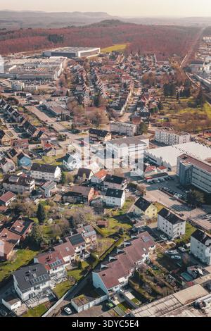 Vue aérienne d'un vaste quartier résidentiel de banlieue avec beaucoup de verdure, Muehlacker, Enzkreis, Allemagne Banque D'Images