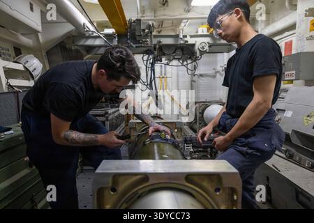 Les marins américains affectés au destroyer à missiles guidés de classe Arleigh Burke USS Spruance (DDG 111) transportent une torpille en soutien à l'opération Epic Fury, Mar. 6, 2026. Banque D'Images