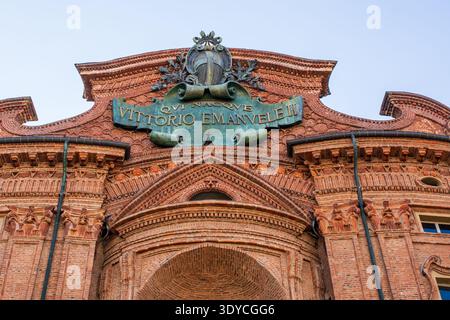Détail de la façade baroque du Palazzo Carignano à Turin, par Guarino Guarini. Gros plan de l'inscription commémorative du roi Victor Emmanuel II sur ex Banque D'Images