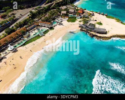 Vue en angle élevé d'un beau club de plage tropical avec des vagues qui s'écrasent et le rivage de sable Banque D'Images