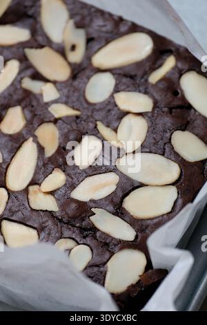 Brownies au chocolat maison authentiques recouverts d'amandes tranchées croquantes Banque D'Images