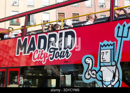 Touristes sur le pont supérieur d'un bus touristique rouge Madrid City Tour à arrêts multiples à Madrid, Espagne. Banque D'Images