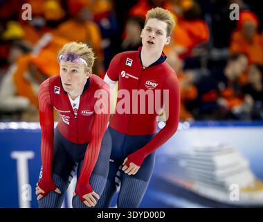 HEERENVEEN - Peder Kongshaug (NOR) et Finn Elias Haneberg (NOR) en action sur le 500m All Around masculin lors de la troisième journée des Championnats du monde All Around et Sprint au Thialf Ice Stadium. SEM VAN DER WAL / ANP Banque D'Images