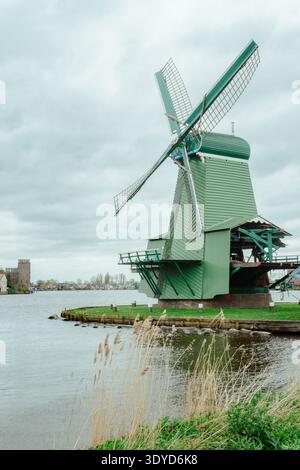 Moulin à vent et maisons à Zaanse Schans Banque D'Images