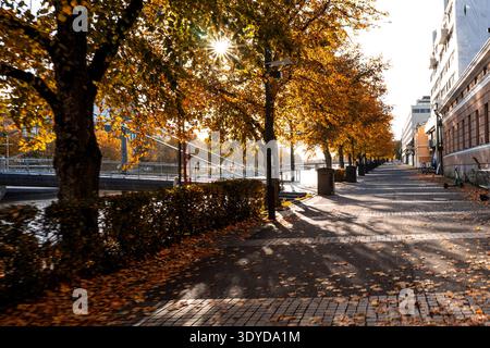 Promenade en bord de rivière en automne le long de la rivière aura dans le centre-ville de Turku, Finlande. Banque D'Images