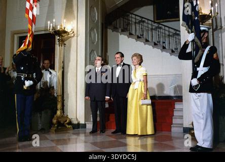 Cette photographie de 1973 de Frank Kightlinger capture un moment important de la diplomatie de la guerre froide. Le président Richard Nixon et la première dame Pat Nixon accueillent le secrétaire général de l'URSS Leonid Brejnev, debout ensemble dans un cadre formel de la Maison Blanche, flanqué de gardes d'honneur militaires. Banque D'Images