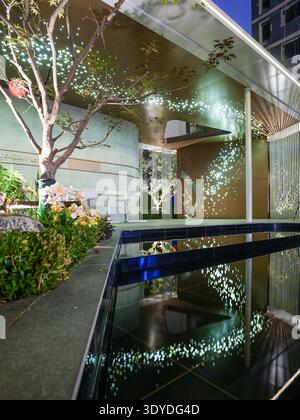 Gros plan sur l'intersection de la structure moderne, des textures décoratives et de l'éclairage doux du jardin le soir. L'image transmet la complexité, Banque D'Images