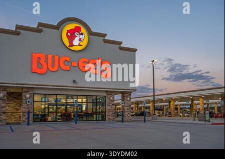 La chaîne de magasins de proximité géants et de centres de voyage de BUC-EE, cet emplacement sur l'interstate I-10 dans le comté de Harrison, Mississippi, États-Unis. Banque D'Images