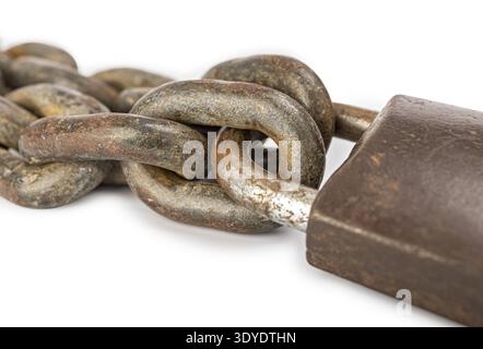 Un gros plan détaillé capture une vieille chaîne métallique altérée liée à un cadenas rouillé, incarnant un symbole puissant de sécurité et de durabilité. Banque D'Images
