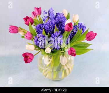 Un bouquet printanier de fleurs coupées dans un vase en verre Banque D'Images