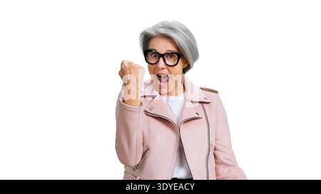 Femme senior excitée célébrant le succès avec la pompe triomphante de poing Banque D'Images