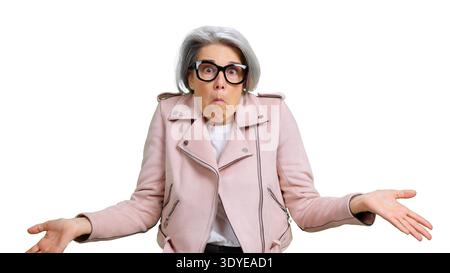 Femme âgée haussant les épaules avec une expression dénuée et déroutée Banque D'Images