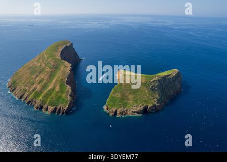 Vue aérienne des îles Terceira aux Açores, Portugal. Paysage volcanique. Tir par drone de formations rocheuses sur la côte atlantique et l'îlot de cabras. Vert Banque D'Images