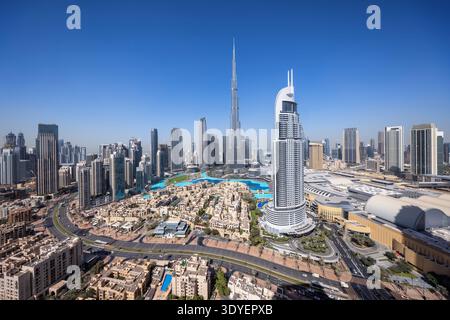 Vue panoramique sur les gratte-ciel de Downtown Business Bay de Dubaï, Émirats arabes Unis, par temps clair Banque D'Images