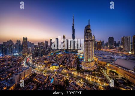 Vue panoramique sur les gratte-ciel illuminés de Bussines Bay Downtown à Dubaï, Émirats arabes Unis, au crépuscule Banque D'Images