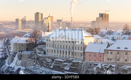 Vue aérienne par drone sur la vieille ville de Tallinn, Estonie par une journée d'hiver froide et brillante Banque D'Images