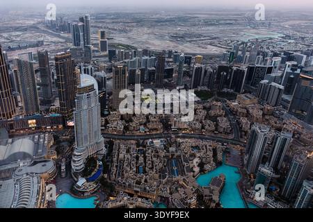 Le rythme métropolitain arabe, l'horizon dense et les autoroutes courbes façonnent le paysage du quartier vu depuis Burj Khalifa à Dubaï, aux Émirats arabes Unis. Évolution du Golfe métallisé Banque D'Images