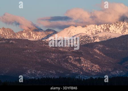 La tempête de neige du milieu de l'hiver sur la chaîne de montagnes Indian Peaks, fournit une toile de fond mystérieuse dramatique au-dessus de la vallée du Fraser. Banque D'Images