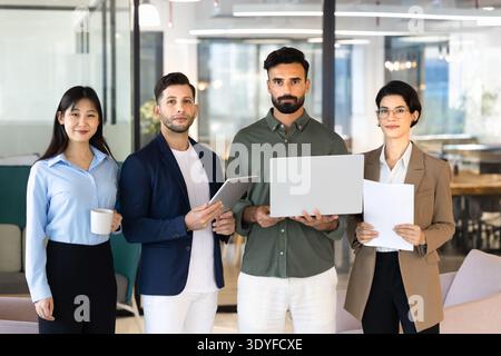 Groupe de professionnels regardant la caméra dans le bureau Banque D'Images